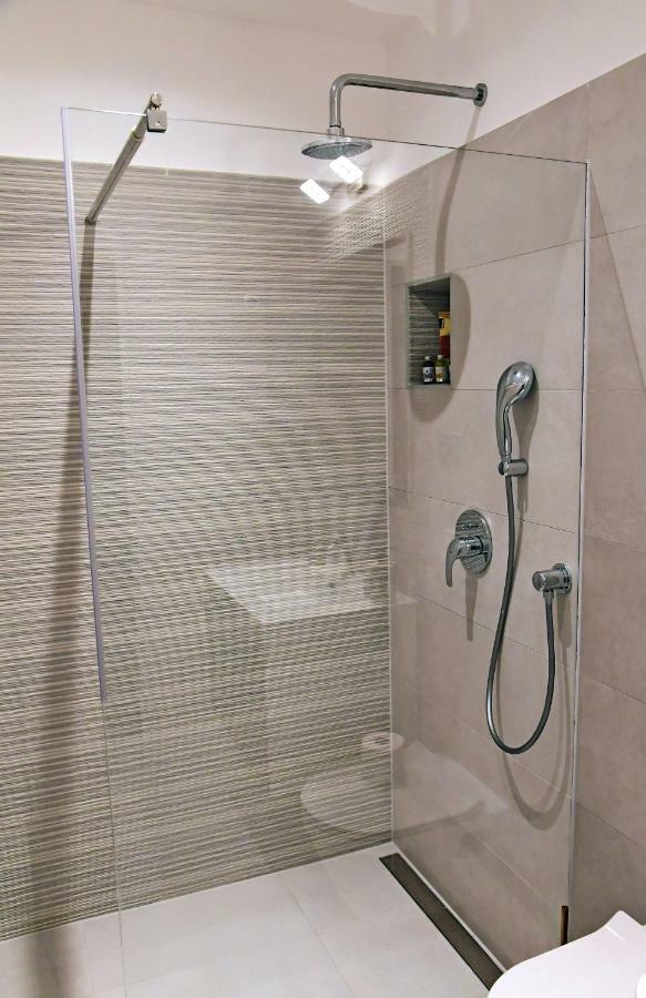 Apartment Luce Njivice Esterno foto