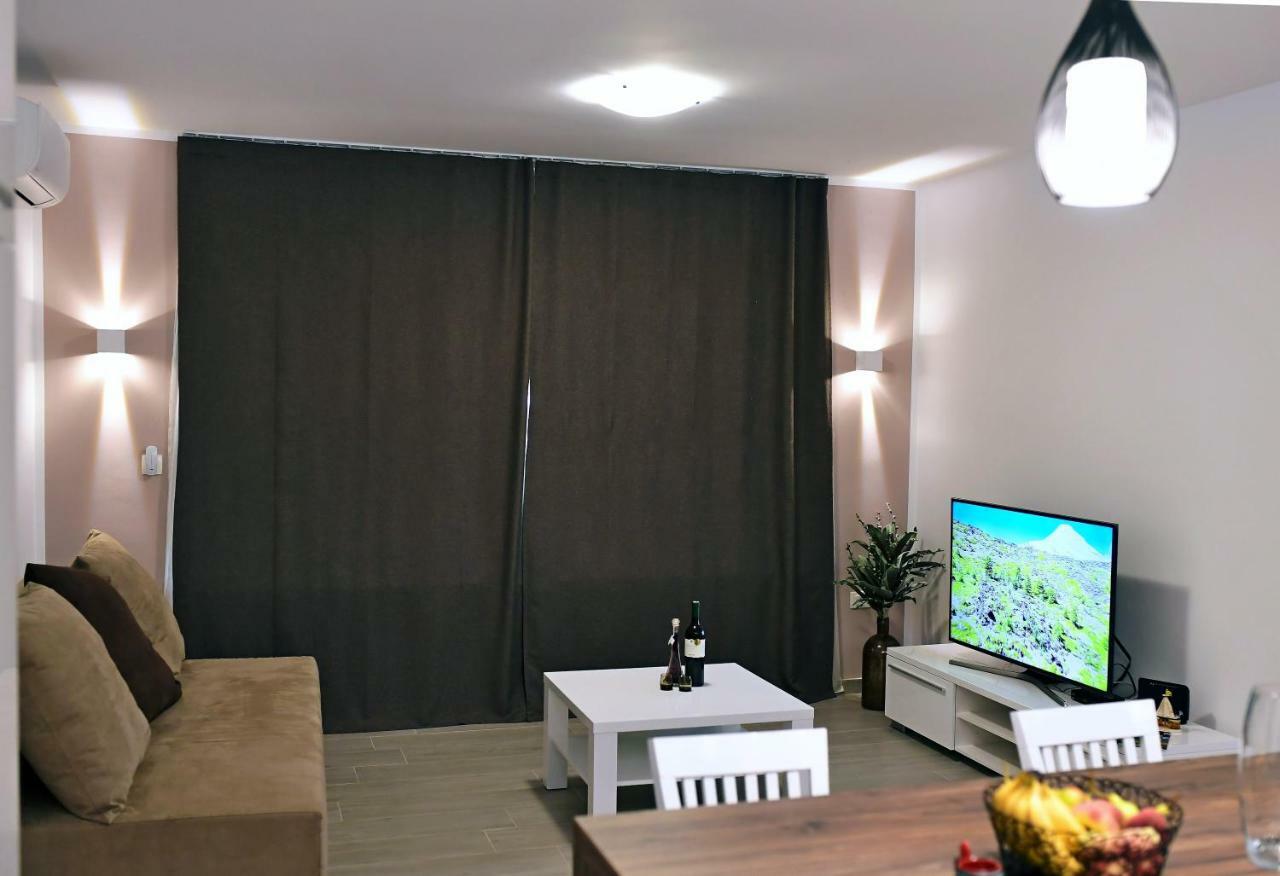 Apartment Luce Njivice Esterno foto