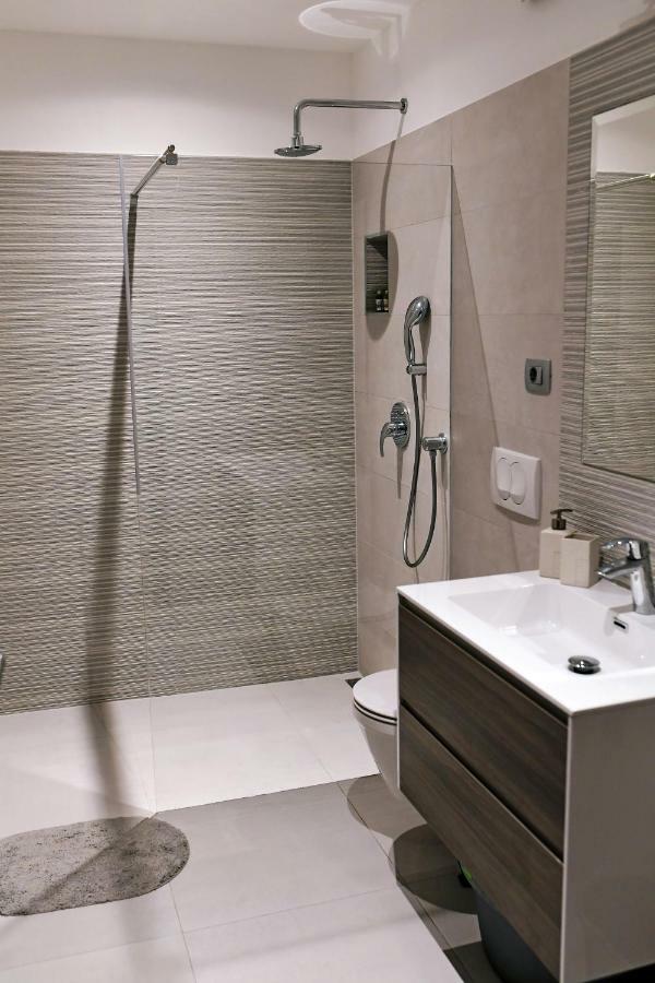 Apartment Luce Njivice Esterno foto
