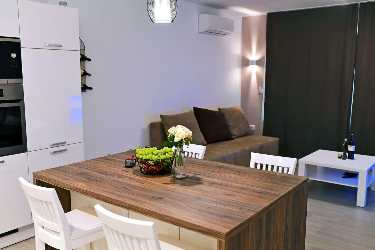 Apartment Luce Njivice Esterno foto